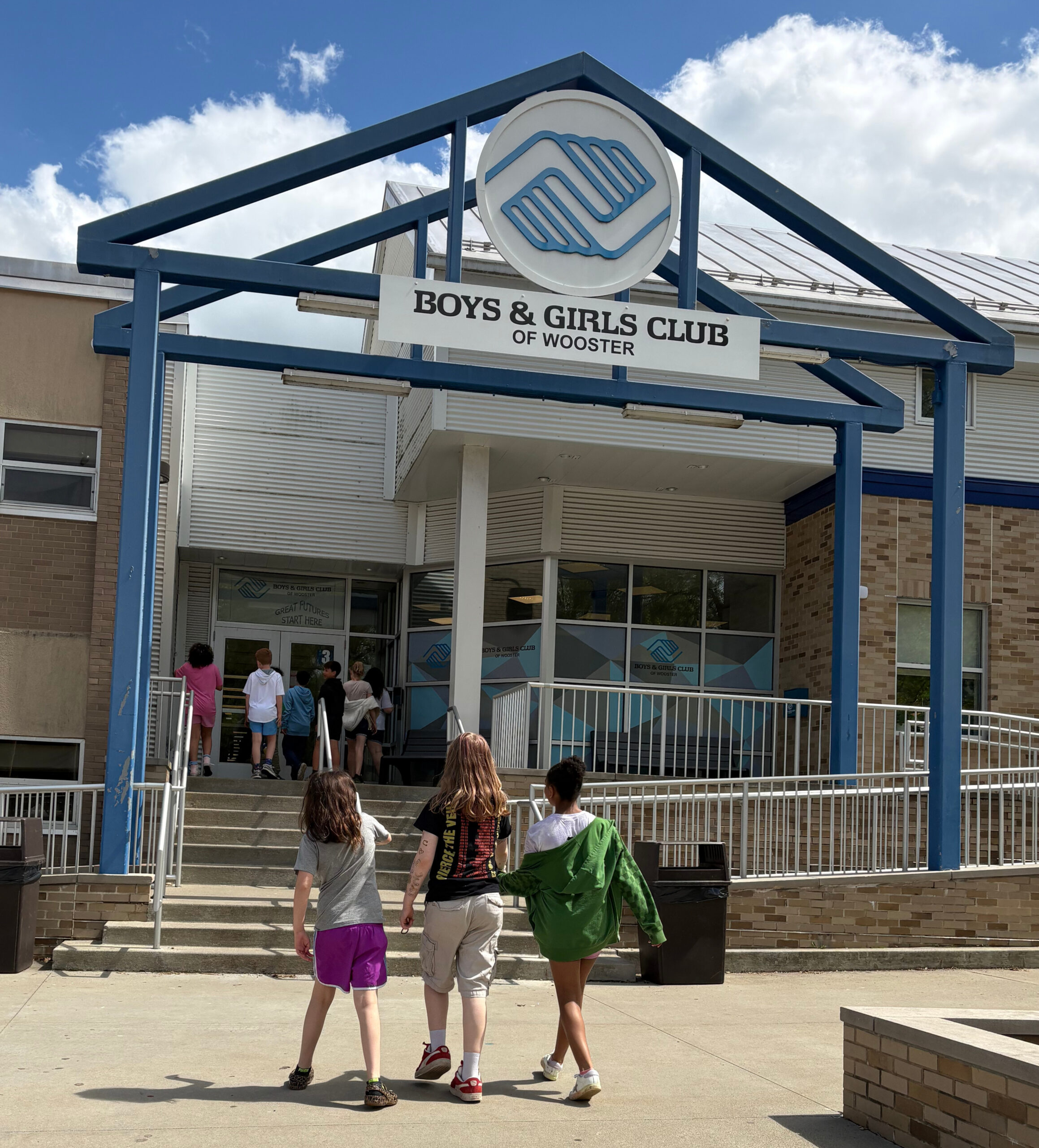 boys and girls club of wooster older kids helping younger kids